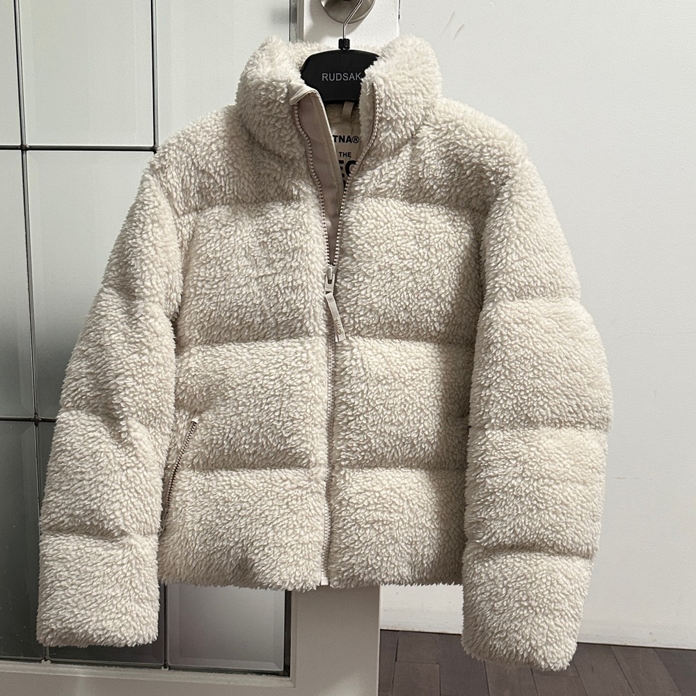 Aritzia TNA mega puff ivory Sherpa xxs like new